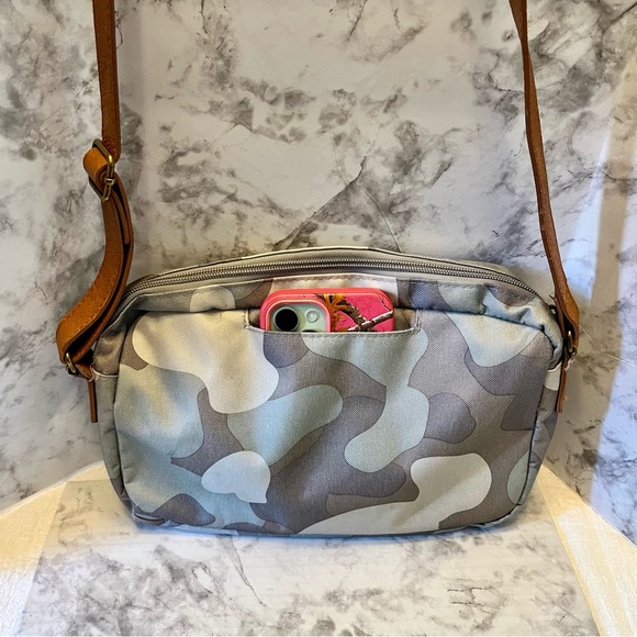 Thirty One 31 All Zipped Up Crossbody Purse Bad in Soft Camo - Picture 2 of 2